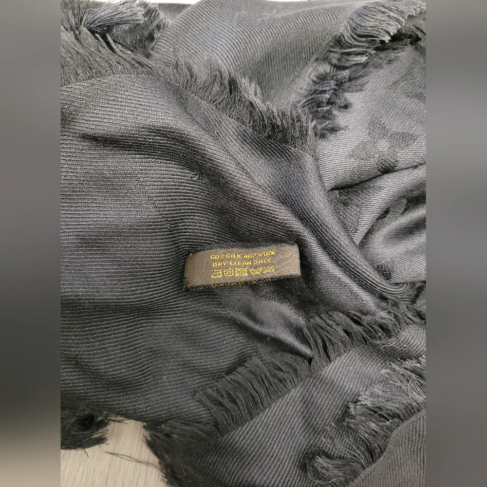 Louis Vuitton oversized shawl/ scarf - Picture 3 of 7